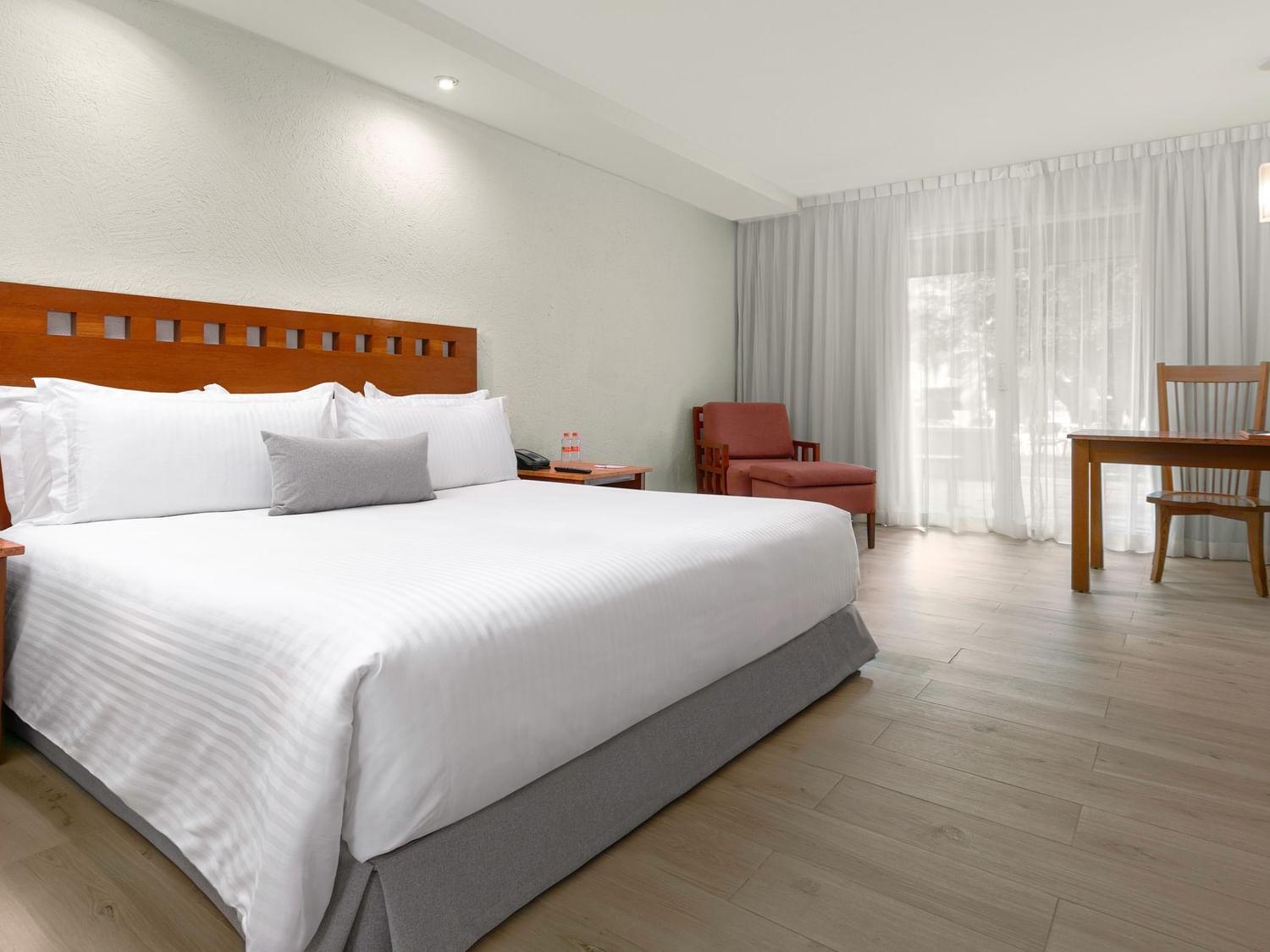 King Camino Real Club room with large bed, wooden furniture, and modern decor at Camino Real Guadalajara in Zapopan