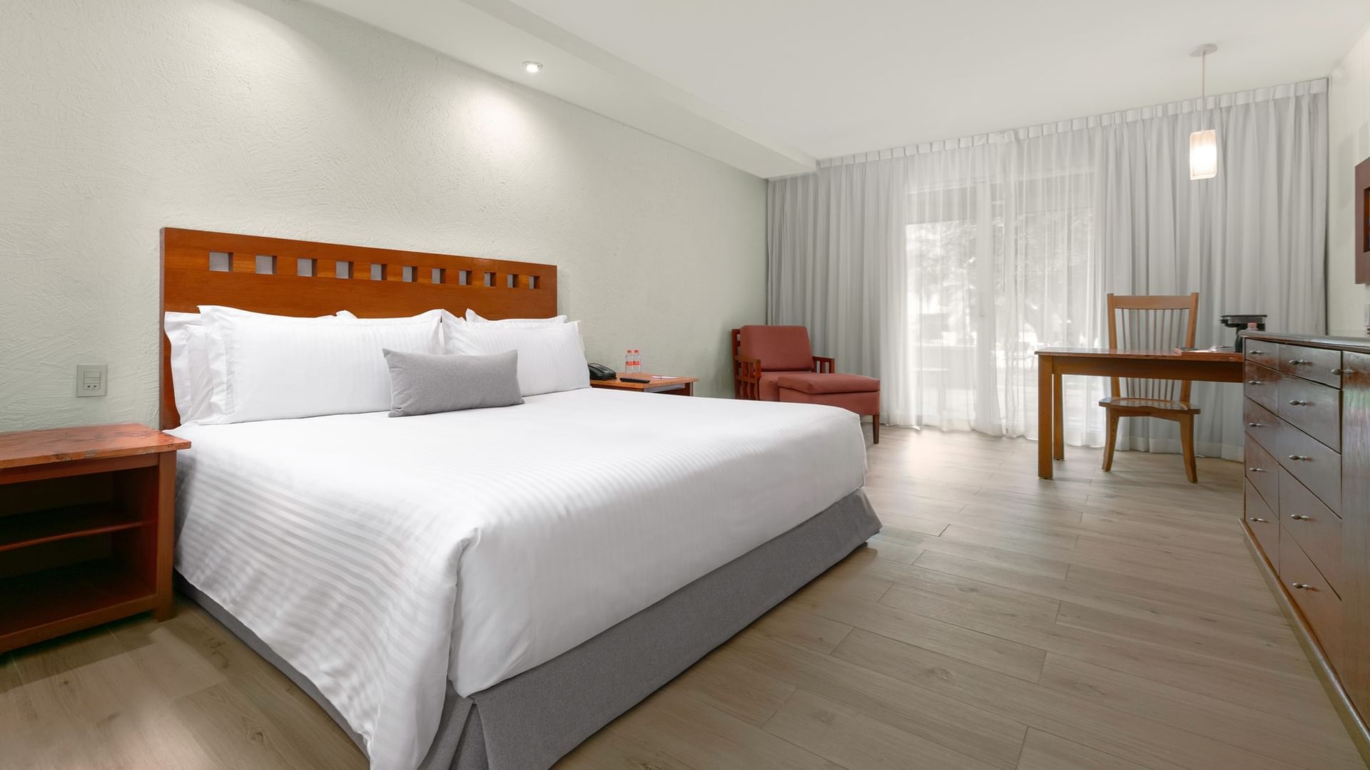 King Camino Real Club room with large bed, wooden furniture, and modern decor at Camino Real Guadalajara in Zapopan