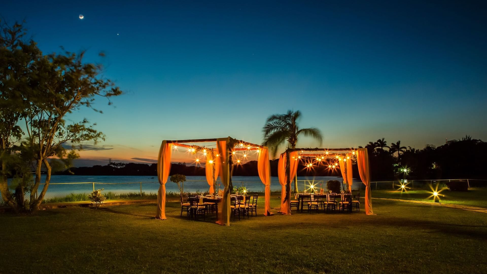 Outdoor dining setup in a garden at Fiesta Inn Tampico