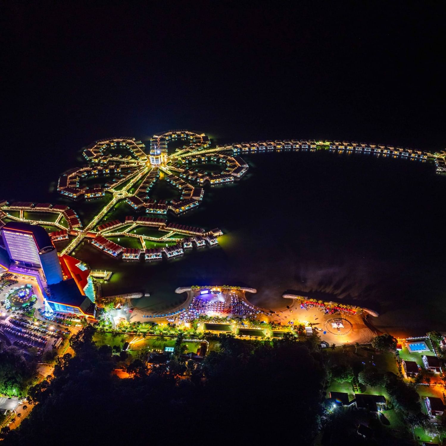 Lexis Hibiscus Port Dickson Menyambut Tahun 2024 Dengan Karnival Countdown NEON Circus