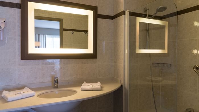 Bathroom vanity in bedrooms at Hotel Les Strelitzias