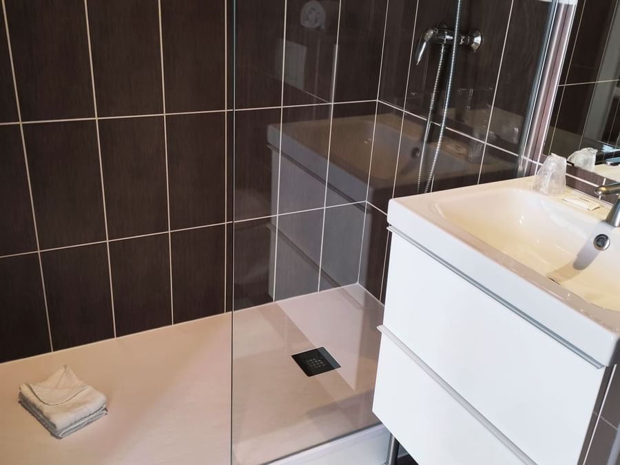 Bathroom vanity in bedrooms at Hotel Roca-Fortis