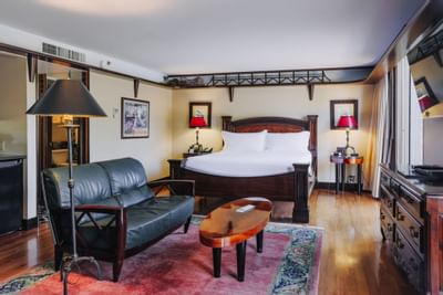 Railroad Baron Signature Suite, Lounge at Dinah's Garden Hotel