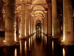 Unterirdisches Wasserreservoir in Istanbul mit 336 Säulen & Resten eines heidnischen Tempels.