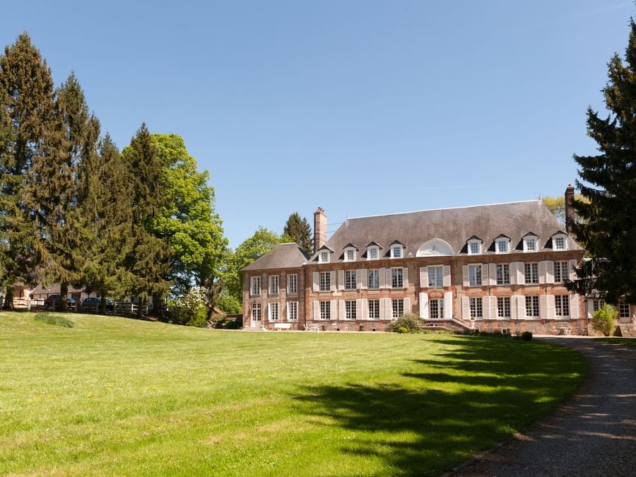 Building view and garden view of Chateau du Landel