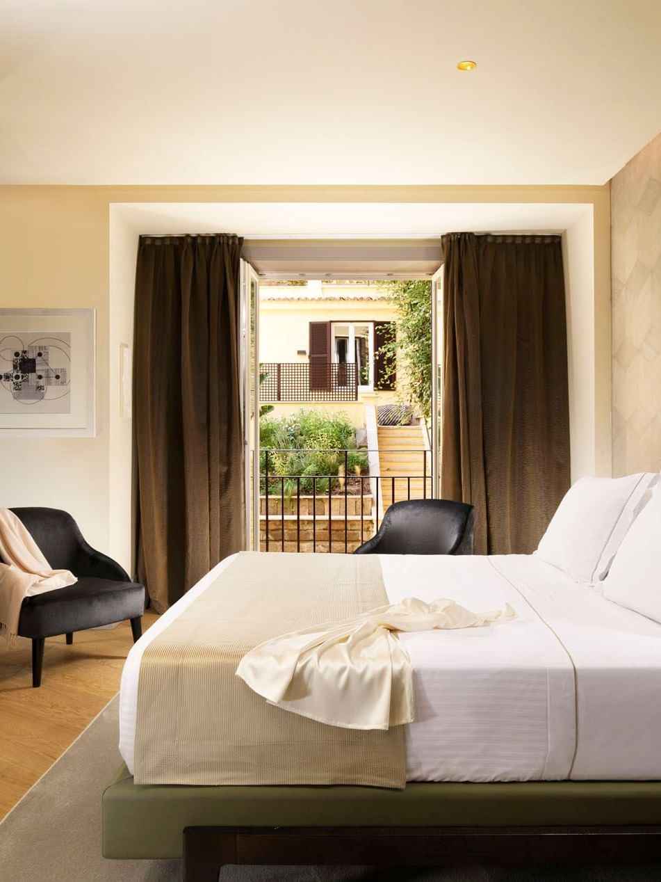 Double bed and seating with an outdoor view in Deluxe Suite at Margutta 19