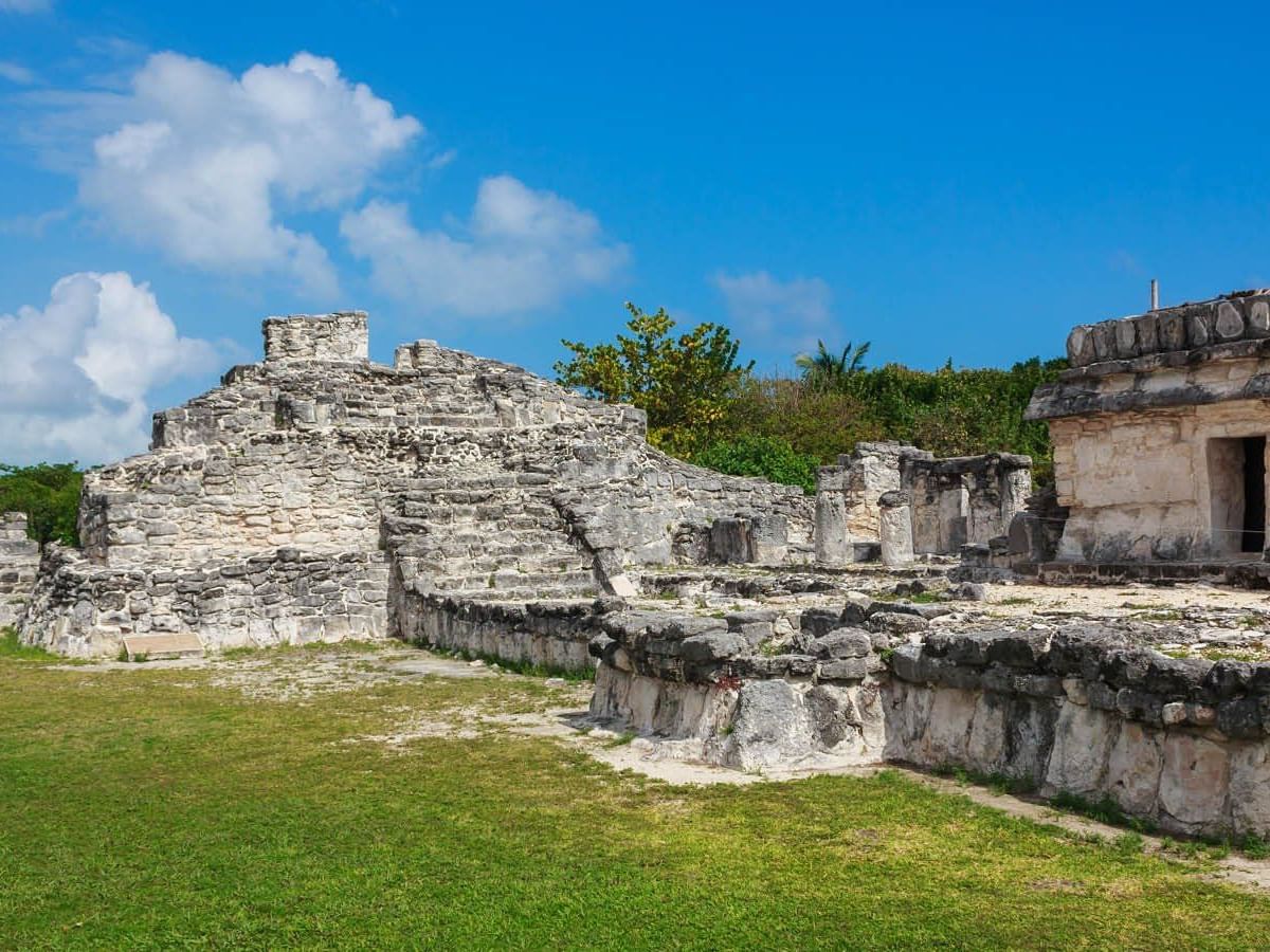 Zona Arqueológica El Rey cerca de Hoteles One