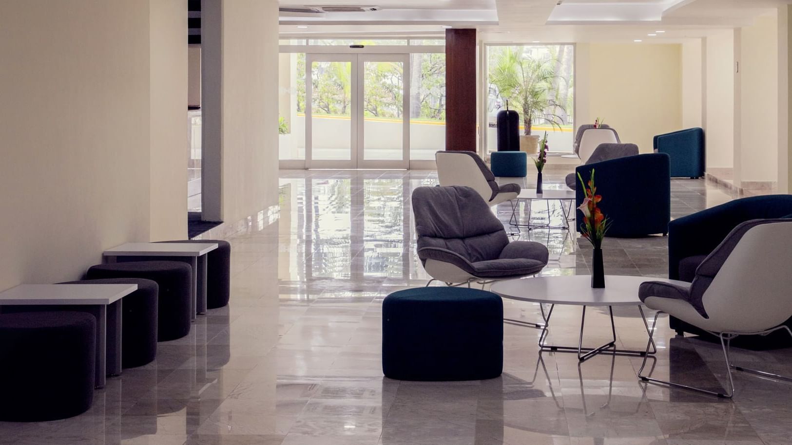 Seating area in the lobby at Gamma Tampico