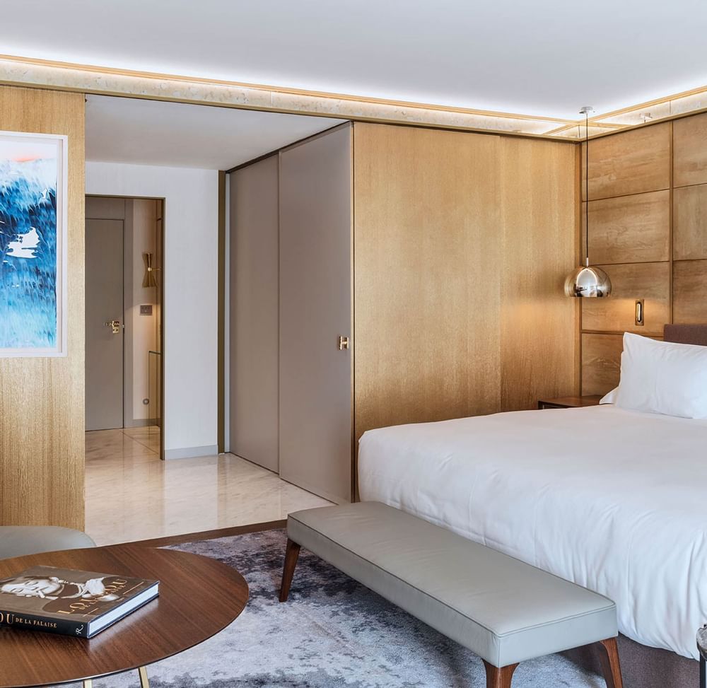 Room with cupboard at Almanac Group