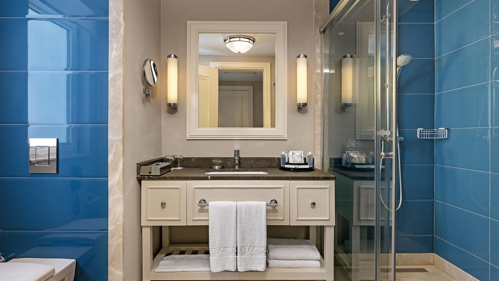 Titanic Deluxe Golf Belek’te Major Süit’te, duş alanlı banyo tezgahı.