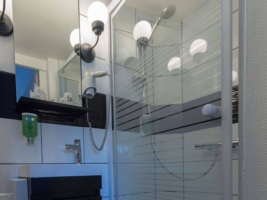 Bathroom with sink, dryer, curbless shower at Hôtel de l'Europe