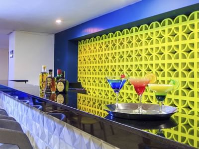 bar con cocteles servido en Pop Art hotel