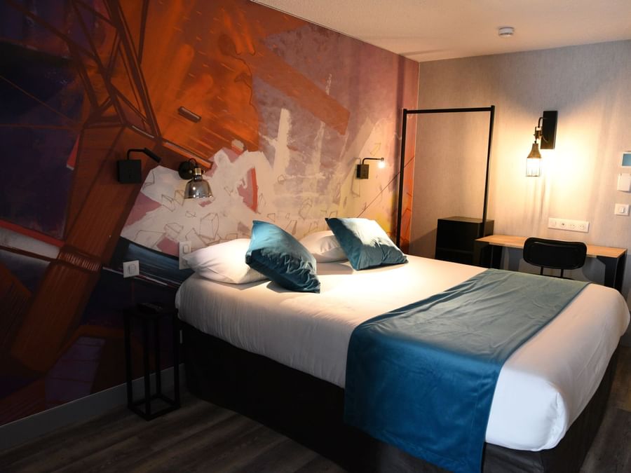 Queen bed in a Double bedroom at Hotel Montelimar