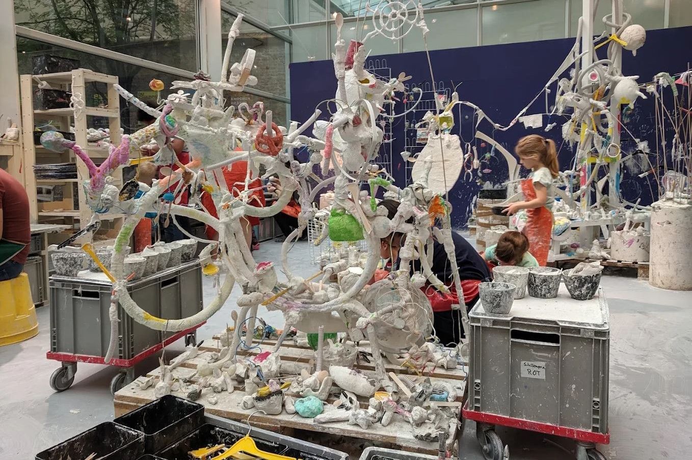 ZOOM Kindermuseum in Wien mit kreativer Kunstwerkstatt, Kindern und bunten Skulpturen