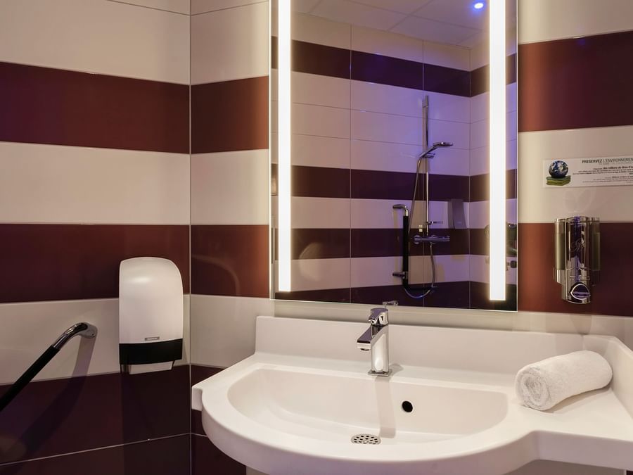 Bathroom vanity in bedrooms at Hotel le Saint-Martial