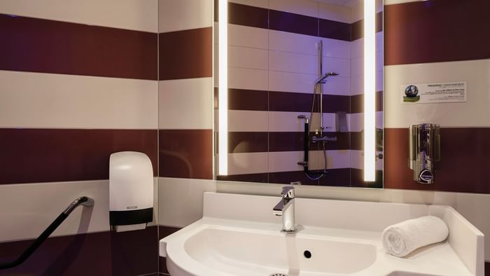 Bathroom vanity in bedrooms at Hotel le Saint-Martial