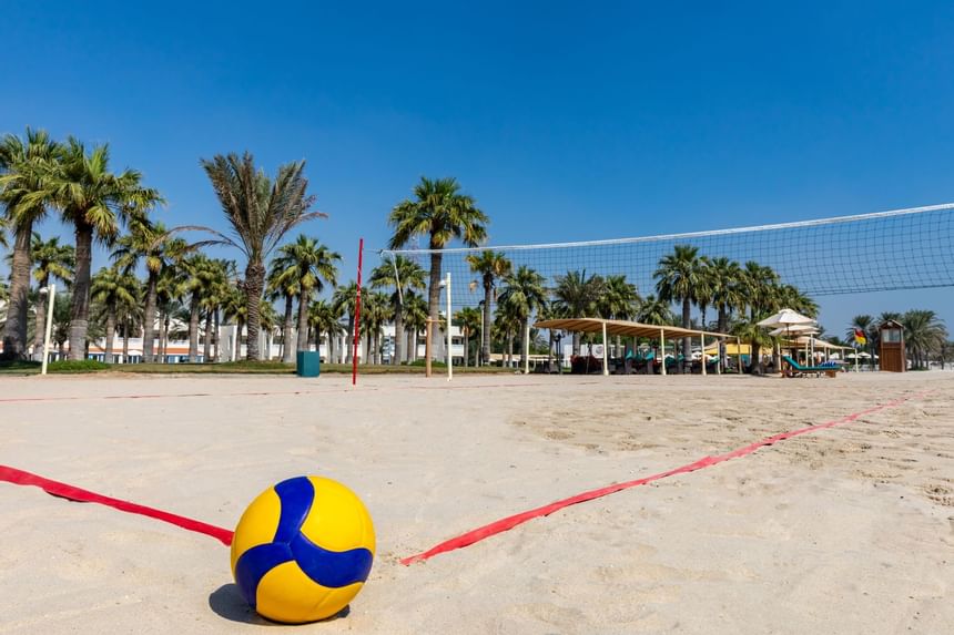 ملعب كرة الطائرة في الشاطئ في منتجع سيلين