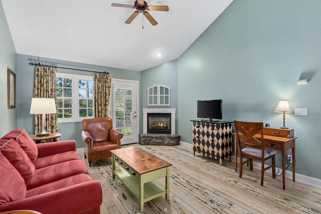 King Deluxe Suite - Cambria Pines Lodge