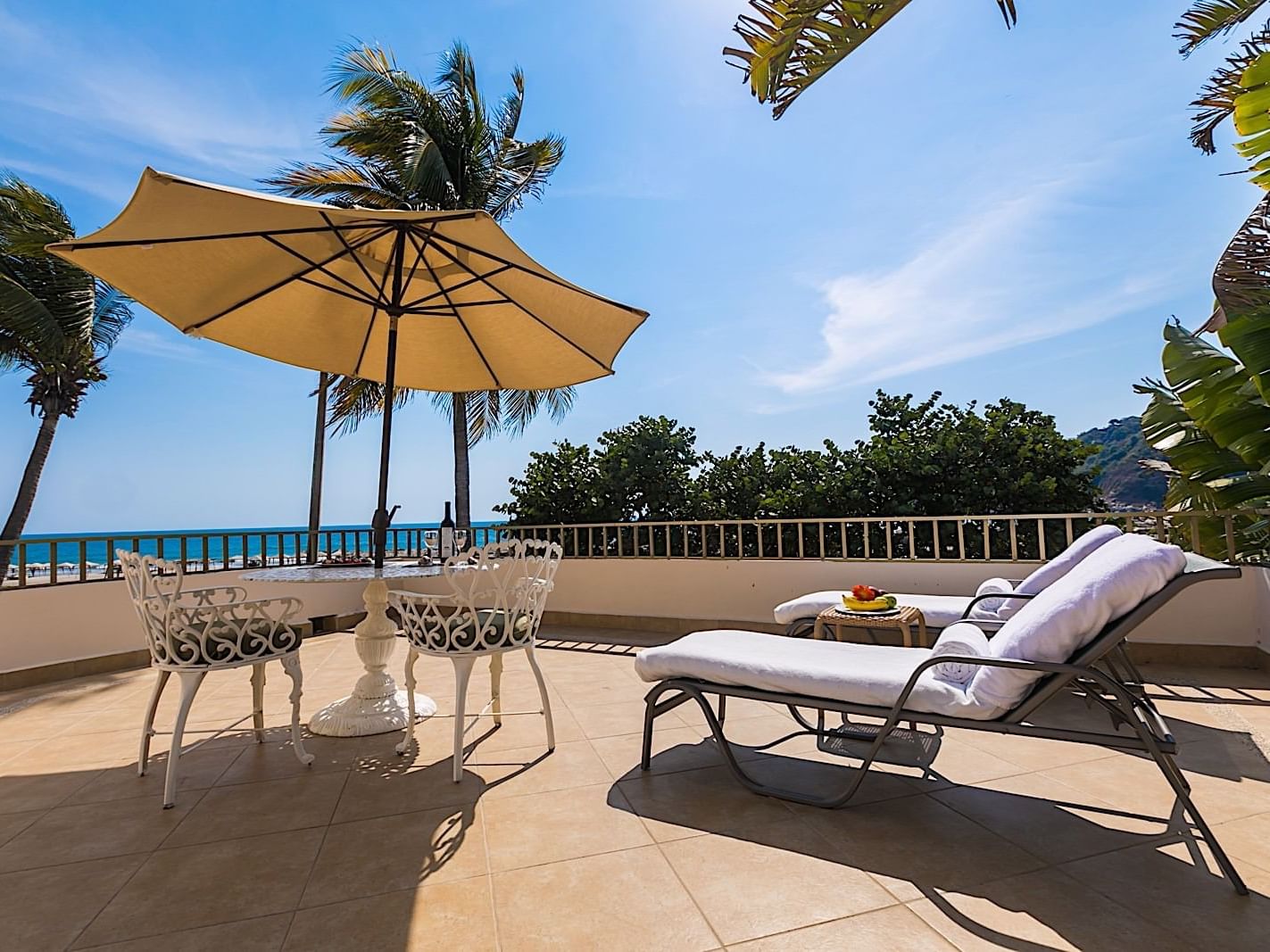 Sunbeds with sea view at Pierre Mundo Imperial