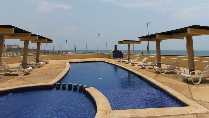 Sunbeds by the outdoor pool at Fiesta Inn Coatzacoalcos 