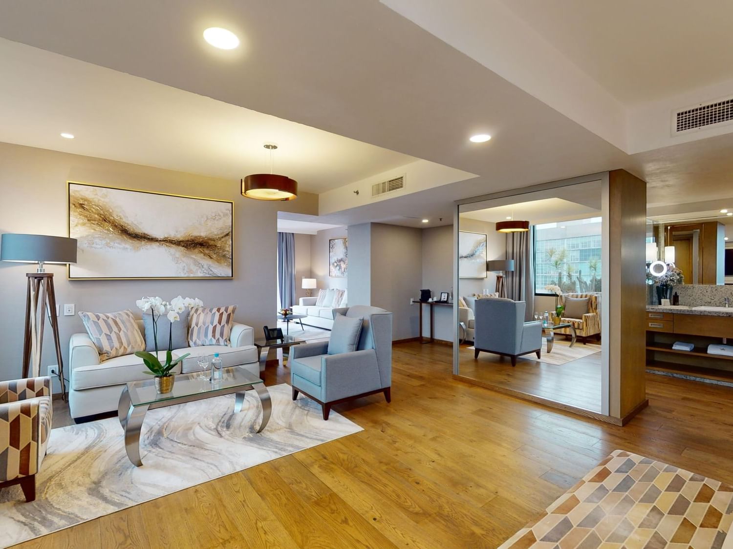 Spacious interior of the Deluxe Master Suite at Marquis Reforma, Ciudad de México.