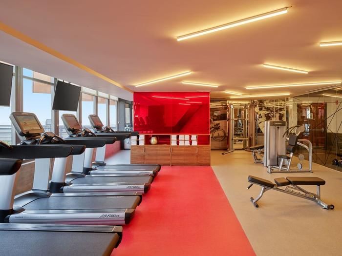 Gimnasio con cintas de correr en FA Hotels & Resorts