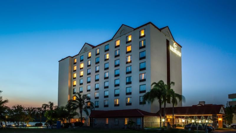 Exterior View of Fiesta Inn Tampico in the evening