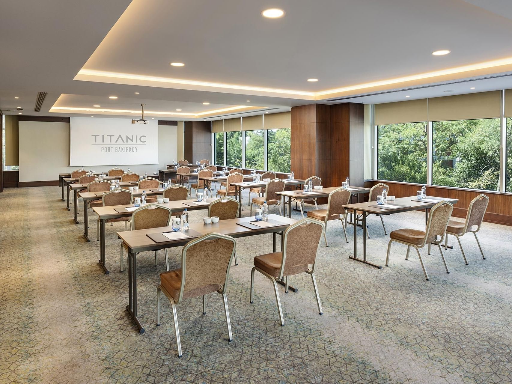 Atlantic Toplantı Salonu sınıf düzeninde masa kurulumu, geniş pencereler Titanic Port Bakırköy’de.