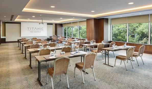 Atlantic Toplantı Salonu sınıf düzeninde masa kurulumu, geniş pencereler Titanic Port Bakırköy’de.