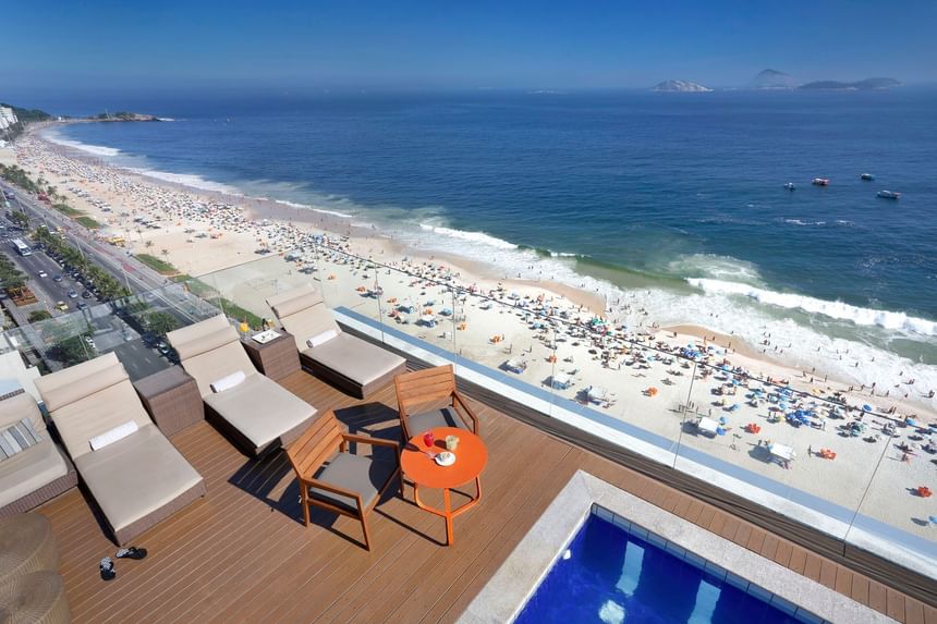 terraza y piscina frente a Ipanema beach