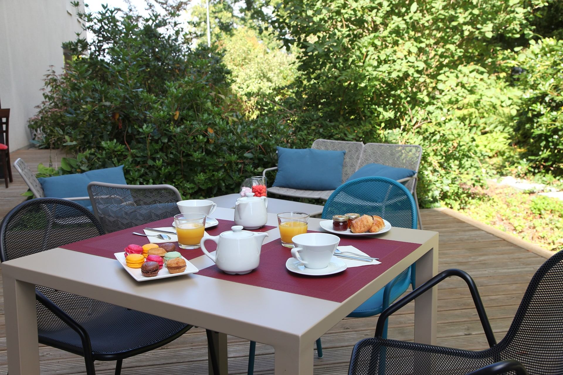 Table de petit-déjeuner disposée en extérieur à l'Escale Oceania Rennes