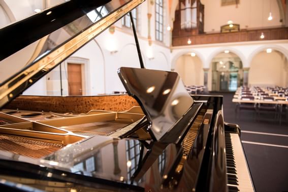 Offenes Piano in Alter Kirche im Hotel Collegium Leoninum, Bonn
