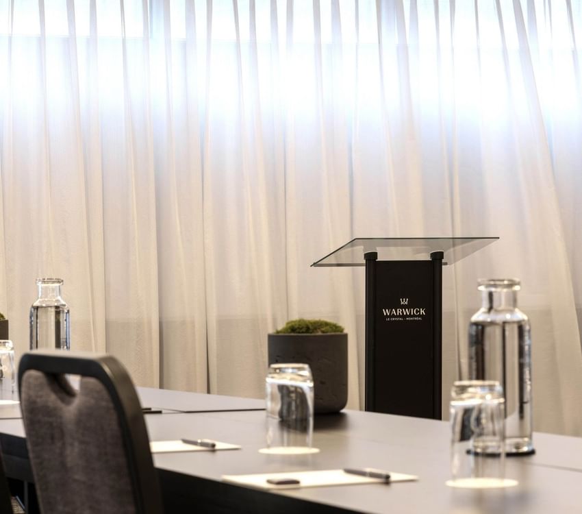 Table de réunion avec chaises et podium au Warwick Le Crystal Montreal