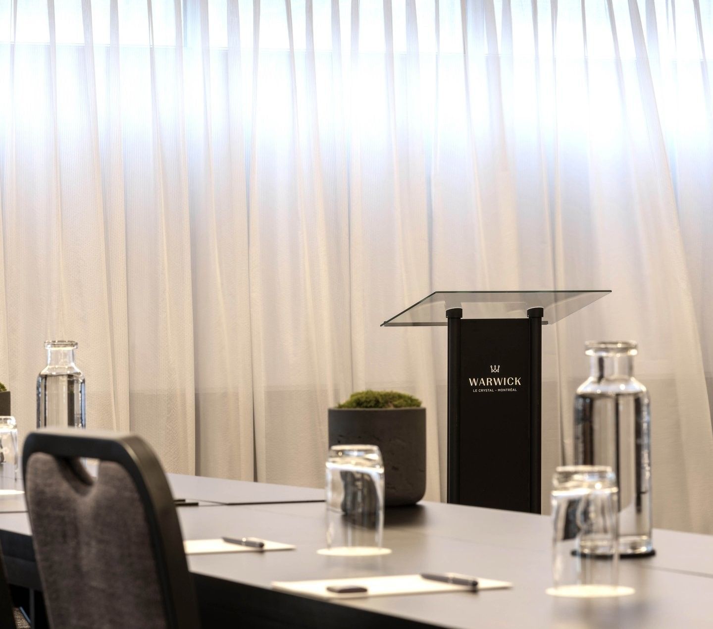 Table de réunion avec chaises et podium au Warwick Le Crystal Montreal