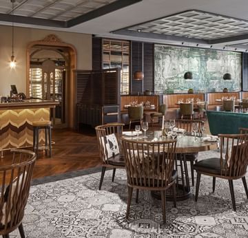 Dining tables and bar counter in Pascarella Restaurant at Titanic Chaussee Berlin