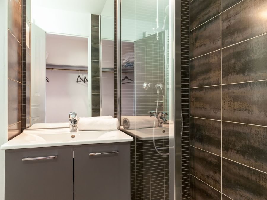 Bathroom vanity in bedrooms at Hotel Le Louisiane