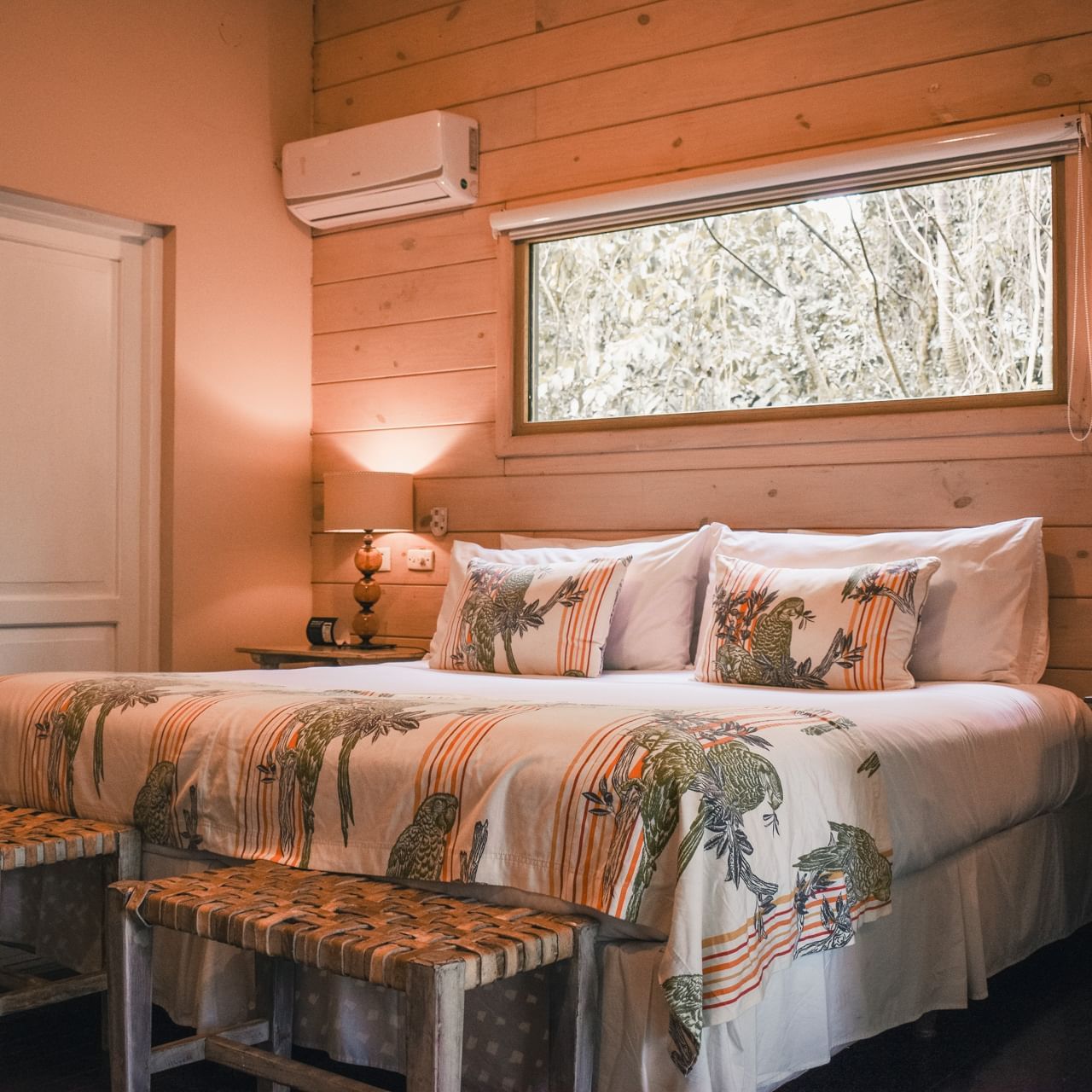 Bed & furniture in a hotel room at La Cantera Lodge de Selva