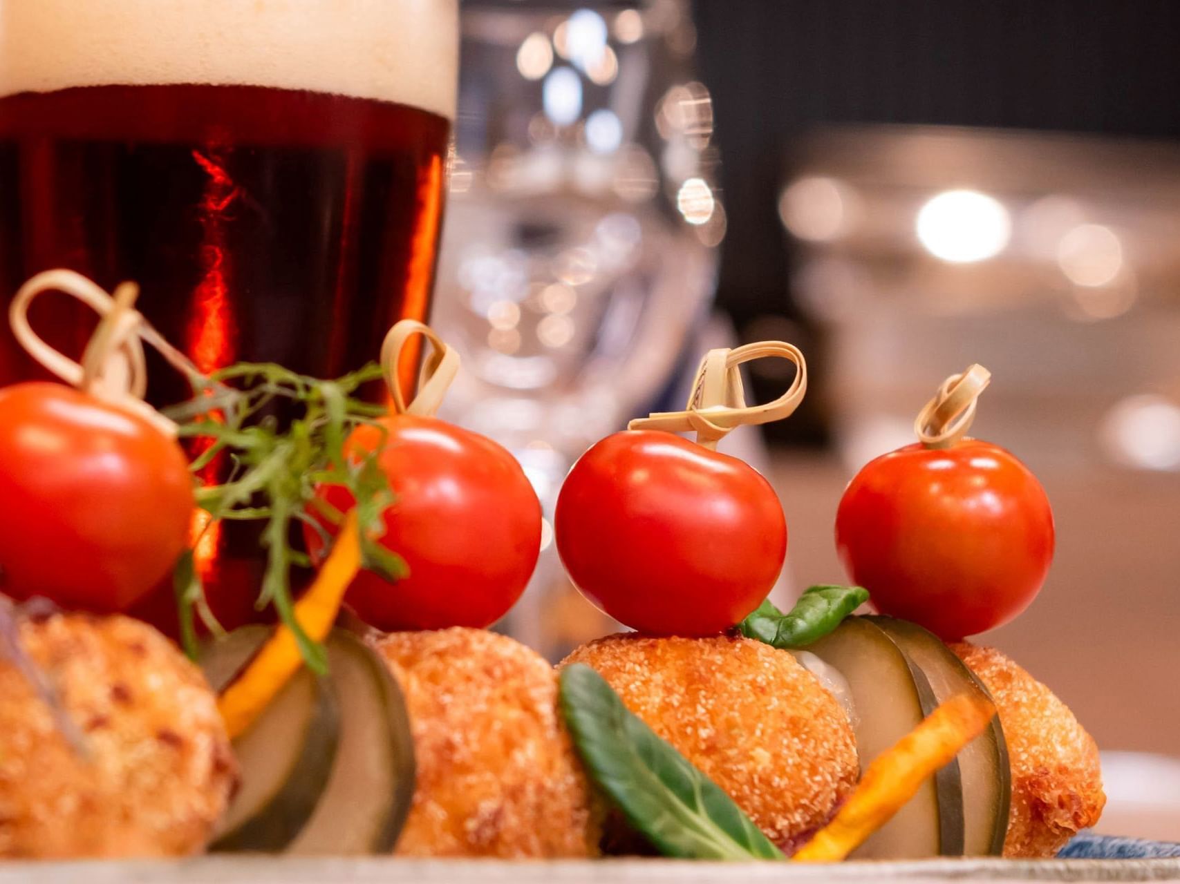 Plato de entrantes con tomates y cerveza en el hotel HCC Costanera Concepción.