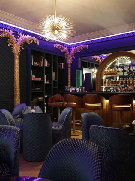 تجهيز طاولة طعام للمأدبة في بار Le Petit Piano في فندق Warwick Palm Beach - بيروت