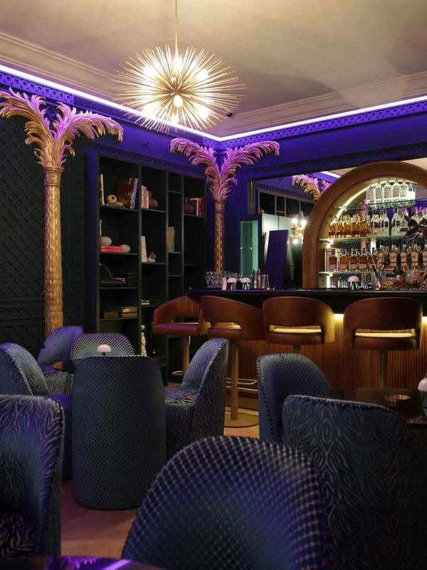 تجهيز طاولة طعام للمأدبة في بار Le Petit Piano في فندق Warwick Palm Beach - بيروت