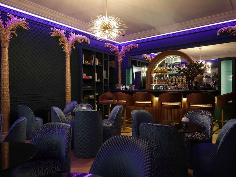 تجهيز طاولة طعام للمأدبة في بار Le Petit Piano في فندق Warwick Palm Beach - بيروت