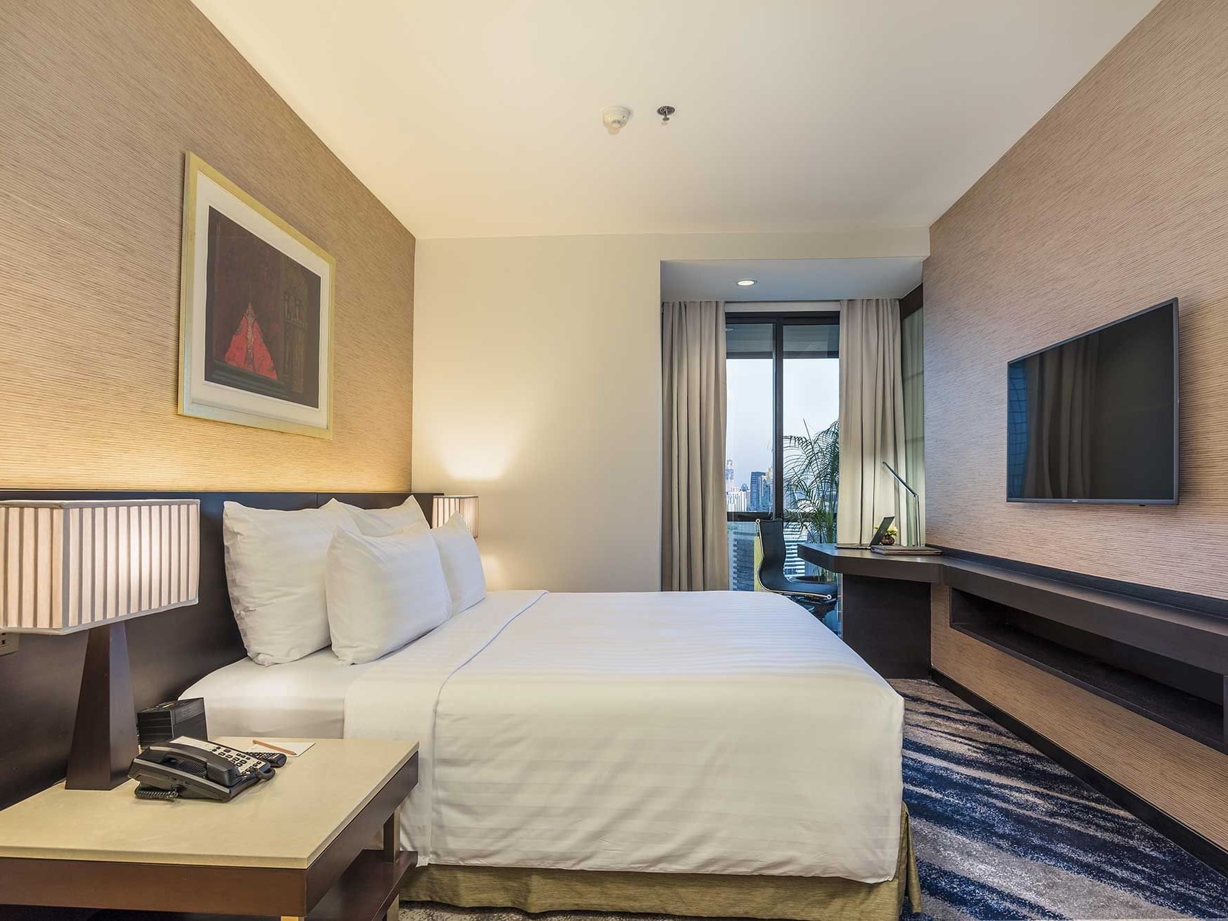 Three bed deluxe suite city view at Emporium suites by Chatrium
