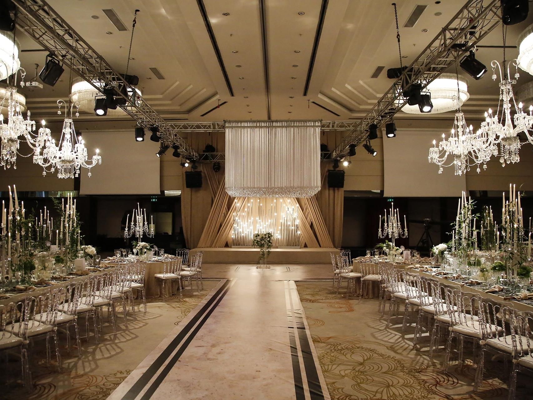 itanic Business Kartal’ın Karina salonu, düğün organizasyonları için şık bir şekilde hazırlanmıştır.