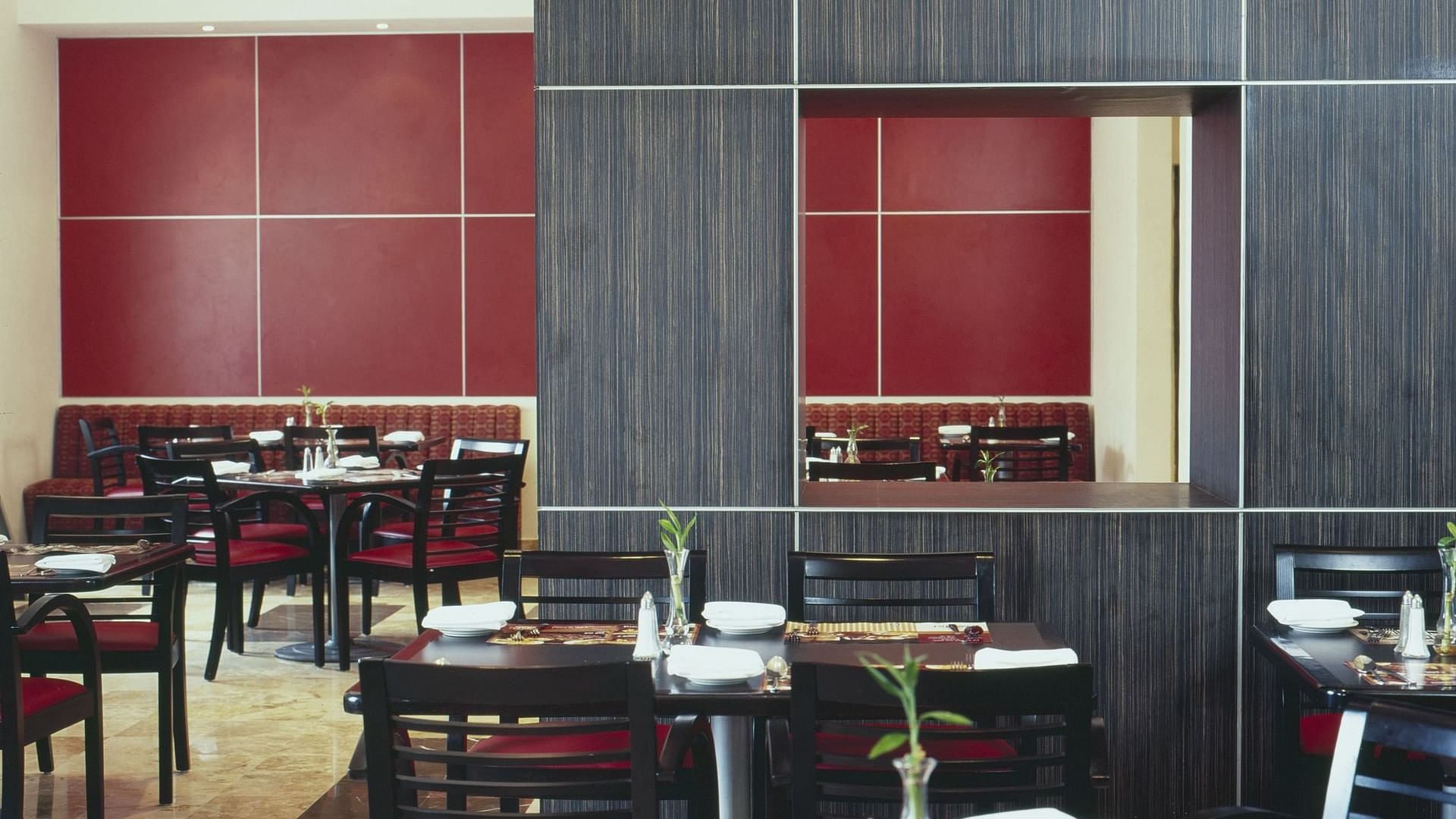 Table set-up in the restaurant at Fiesta Inn Ciudad Obregón