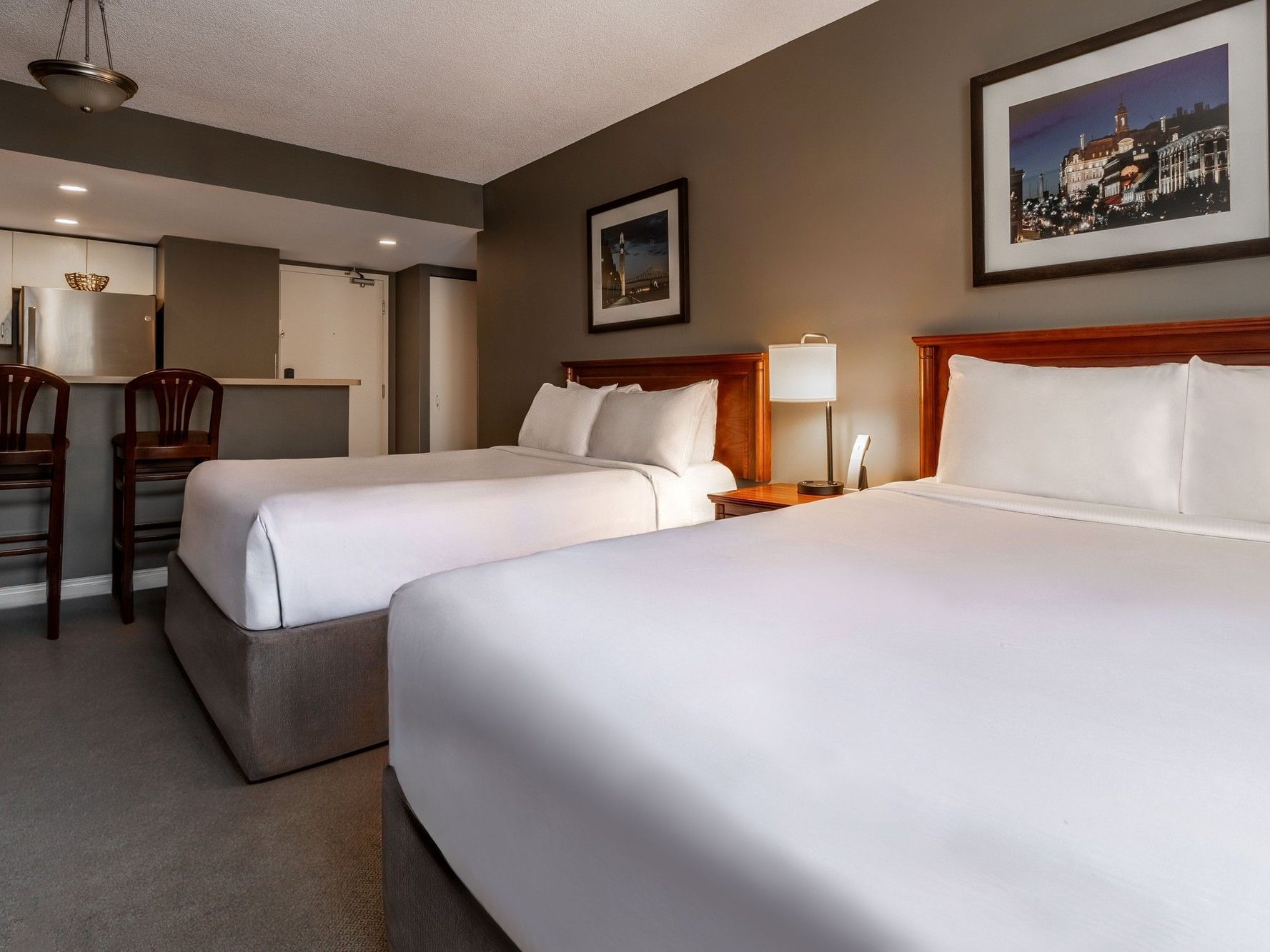 Deux lits Queen dans une suite confortable à l'Hotel Faubourg Montreal.