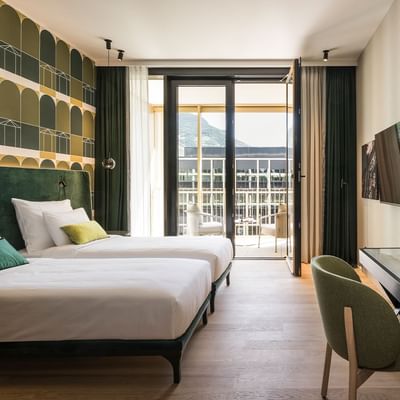 Stanza Grand Deluxe con Balcone e vista sulle montagne al Falkensteiner Hotel Bozen WaltherPark a Bolzano.