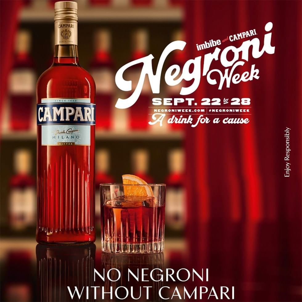 Flasche und Glas mit Campari, Orangenscheibe und 