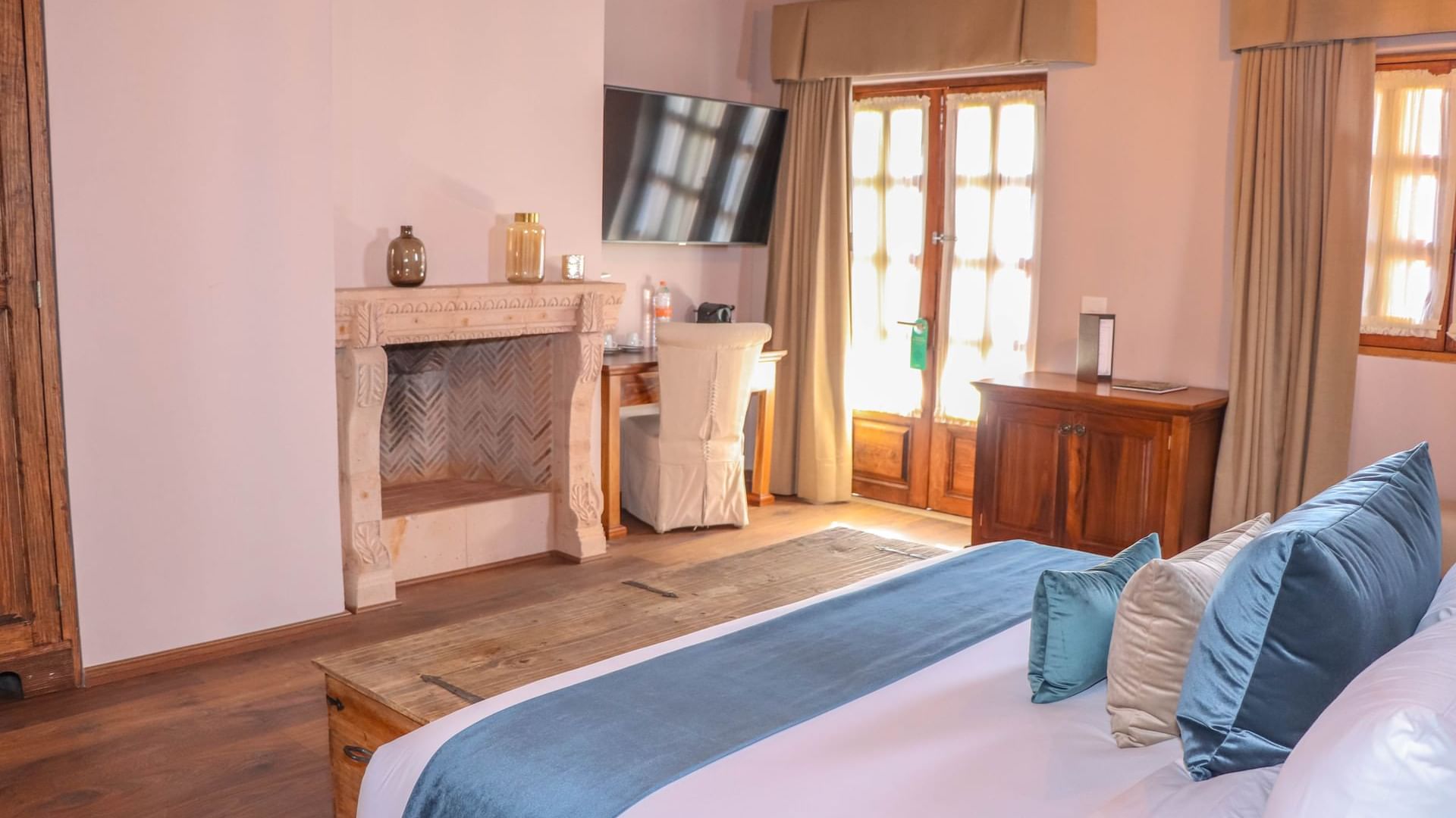 Interior of Deluxe King Room at Gamma Morelia Vista Bella