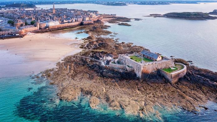 Vue aérienne du Fort National et des environs près des Hôtels Oceania