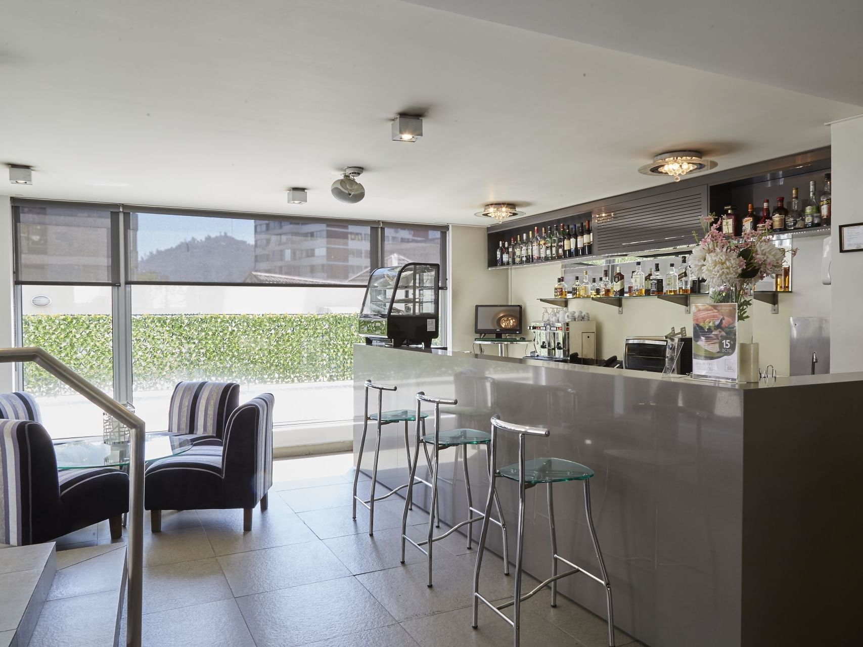 Interior view of Bar & Terraza at Hotel Torremayor Lyon